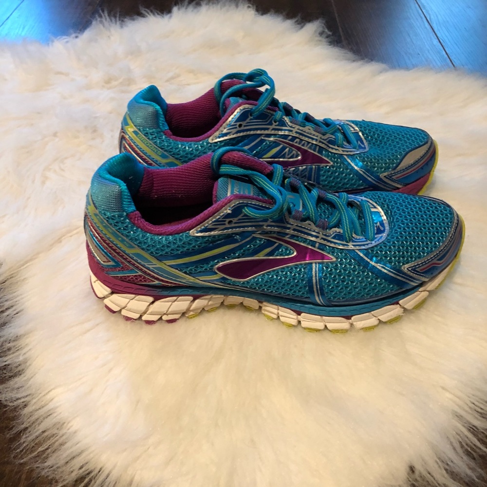 Brooks GTD running shoes 8.5 euc